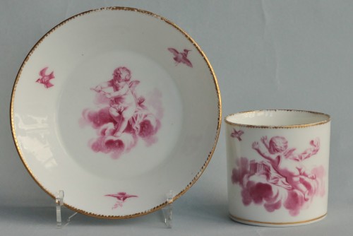 Antiquités - Tasse en porcelaine tendre de Sèvres à décor en camaïeu rose d'anges et oiseaux. 18e