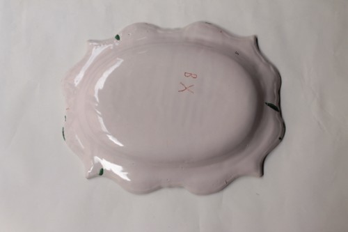 Céramiques, Porcelaines  - Deux plats en faïence de Marseille, Veuve Perrin, XVIIIe siècle.