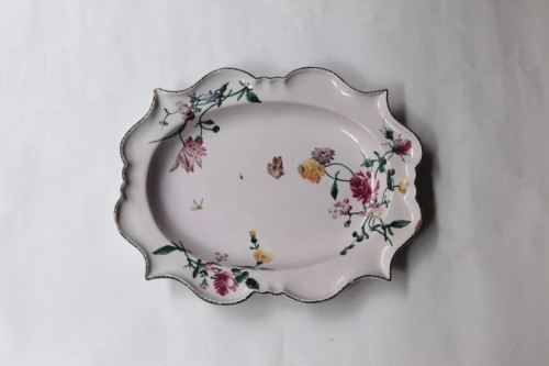 XVIIIe siècle - Deux plats en faïence de Marseille, Veuve Perrin, XVIIIe siècle.