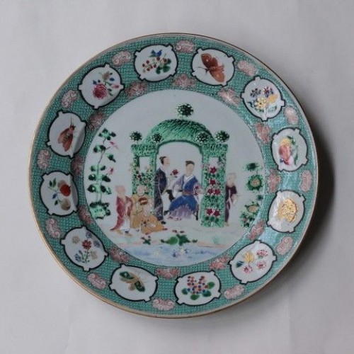 Plat en porcelaine de Chine dit "à la tonnelle" (ou Arbour) d'après C. Pronk,18e siècle - Céramiques, Porcelaines Style Louis XV