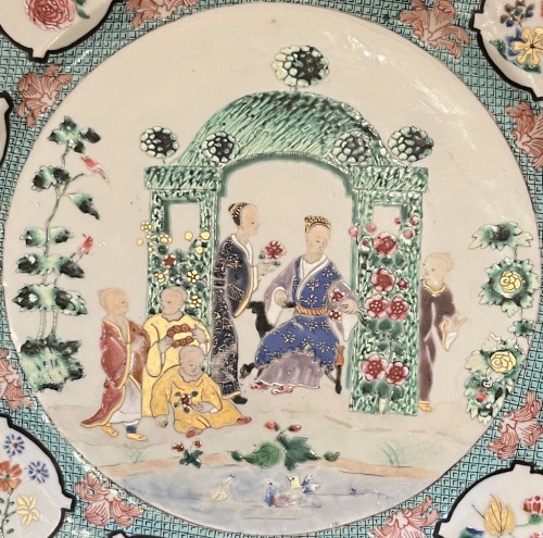 Céramiques, Porcelaines  - Plat en porcelaine de Chine dit "à la tonnelle" (ou Arbour) d'après C. Pronk,18e siècle