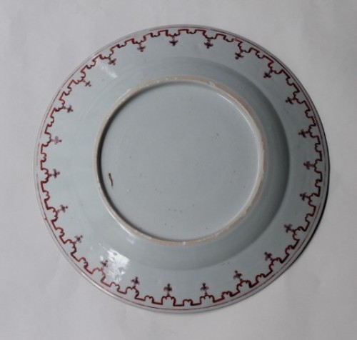 Plat en porcelaine de Chine dit "à la tonnelle" (ou Arbour) d'après C. Pronk,18e siècle - JM Béalu & Fils