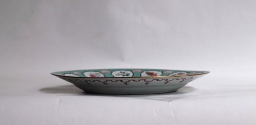XVIIIe siècle - Plat en porcelaine de Chine dit "à la tonnelle" (ou Arbour) d'après C. Pronk,18e siècle