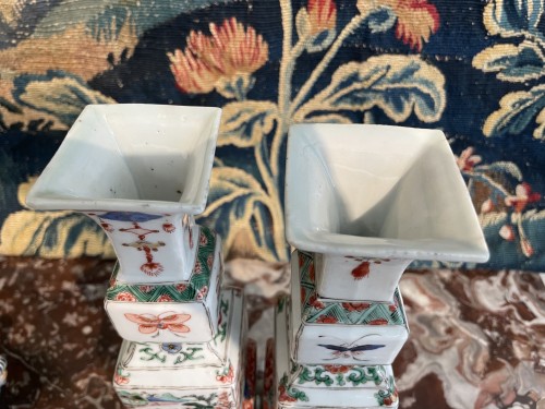 Louis XIV - Chinese porcelain quadrangular vases, Green Family, Kangxi period.