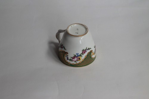 Tasse à fond vert en porcelaine de Sèvres - Céramiques, Porcelaines Style Louis XV