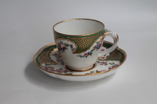 Sèvres porcelain Cup with green background, c. 1765. - 