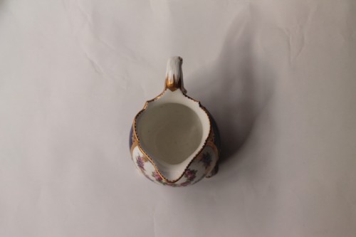 Céramiques, Porcelaines  - Pot à lait tripode en porcelaine de Sèvres