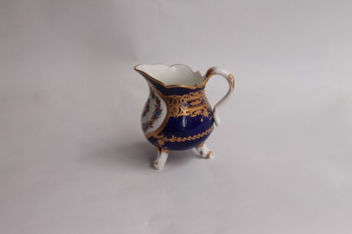 Pot à lait tripode en porcelaine de Sèvres - JM Béalu & Fils