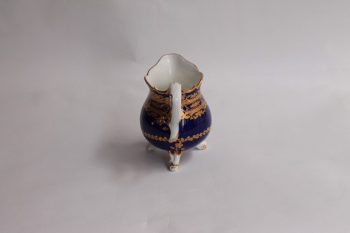 XVIIIe siècle - Pot à lait tripode en porcelaine de Sèvres