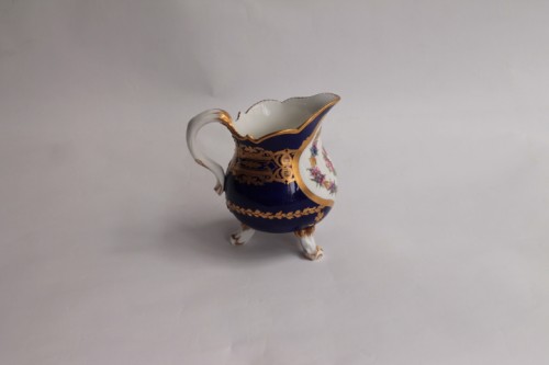 Pot à lait tripode en porcelaine de Sèvres - Louis XVI