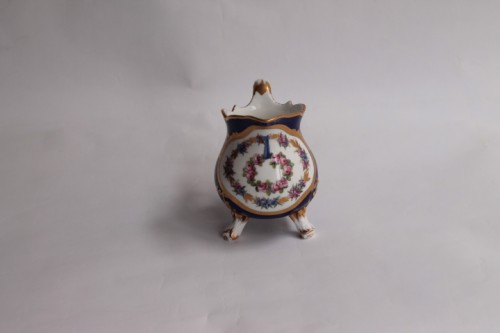 Louis XVI - Pot à lait tripode en porcelaine de Sèvres, vers 1775