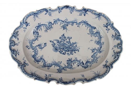 Plat en faïence de Göggingen (Allemagne), décor rocaille bleu et blanc. Vers 1750