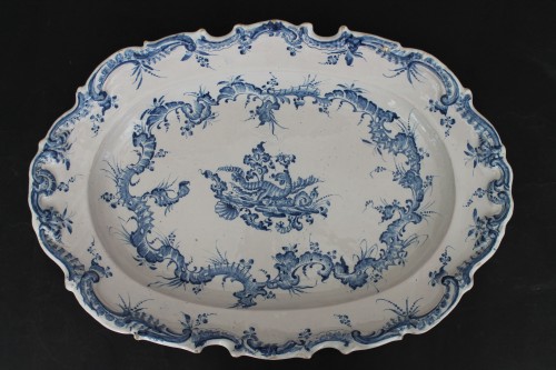 Plat en faïence de Göggingen (Allemagne), décor rocaille bleu et blanc. Vers 1750 - Céramiques, Porcelaines Style Louis XV