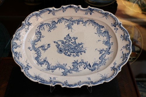 XVIIIe siècle - Plat en faïence de Göggingen (Allemagne), décor rocaille bleu et blanc. Vers 1750