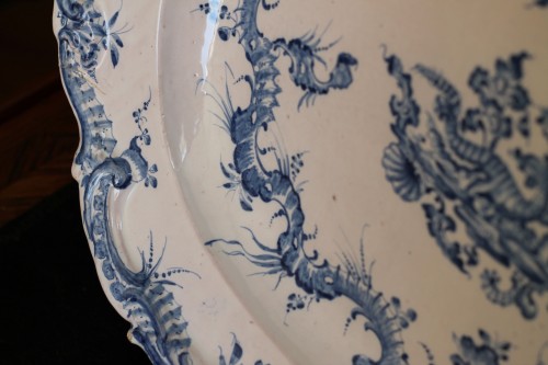 Plat en faïence de Göggingen (Allemagne), décor rocaille bleu et blanc. Vers 1750 - Louis XV