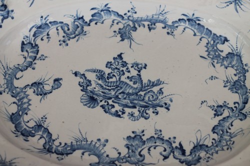 Louis XV - Plat en faïence de Göggingen (Allemagne), décor rocaille bleu et blanc. Vers 1750