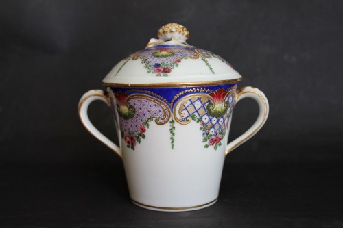 Soft porcelain milk cup from Sèvres, 18th century - Porcelain & Faience Style Louis XV