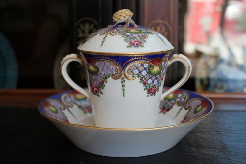 18th century - Soft porcelain milk cup from Sèvres, 18th century