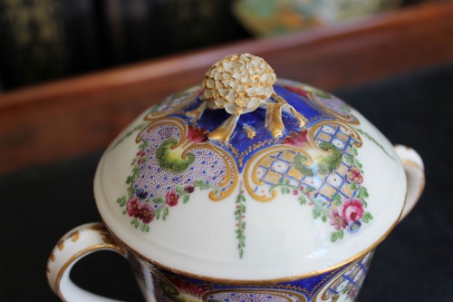 Louis XV - Soft porcelain milk cup from Sèvres, 18th century