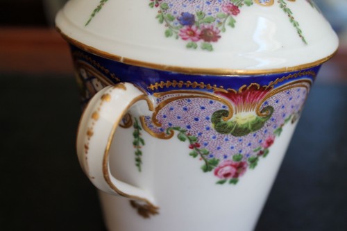Antiquités - Soft porcelain milk cup from Sèvres, 18th century