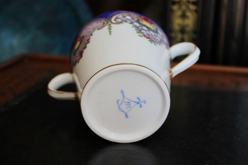 Antiquités - Soft porcelain milk cup from Sèvres, 18th century