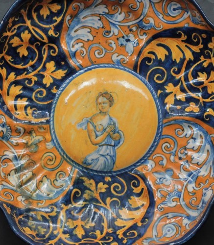 Faenza majolica crespina with “a quartieri” decoration, circa 1535-40. 16th - 