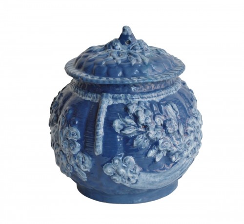 Pot couvert en faïence de Nevers à fond bleu et décor en relief, XVIIe siècle