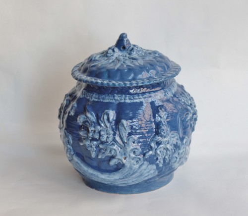 Covered pot in Nevers earthenware with blue background and relief decoration - Porcelain & Faience Style Louis XIV