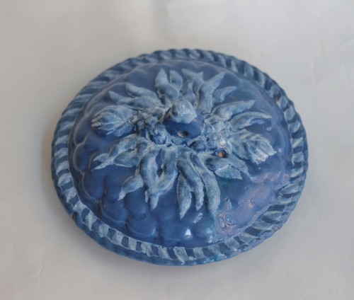 Covered pot in Nevers earthenware with blue background and relief decoration - 