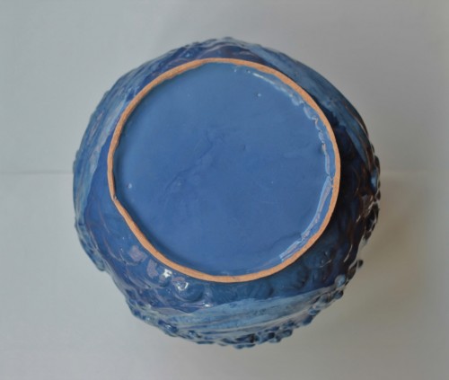 17th century - Covered pot in Nevers earthenware with blue background and relief decoration