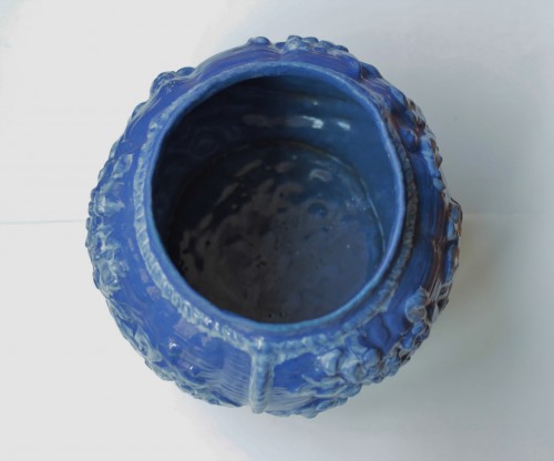 Covered pot in Nevers earthenware with blue background and relief decoration - Louis XIV