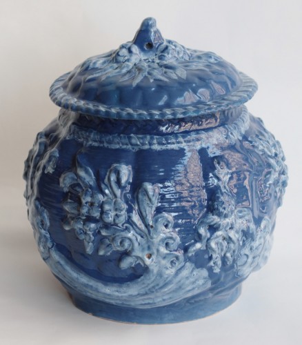 Louis XIV - Covered pot in Nevers earthenware with blue background and relief decoration