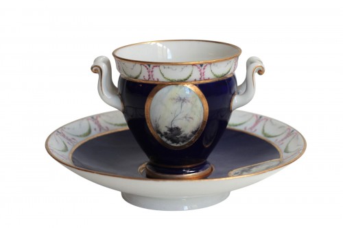 Deux tasses "étrusque" et soucoupes en porcelaine tendre de Sèvres, 1795-96