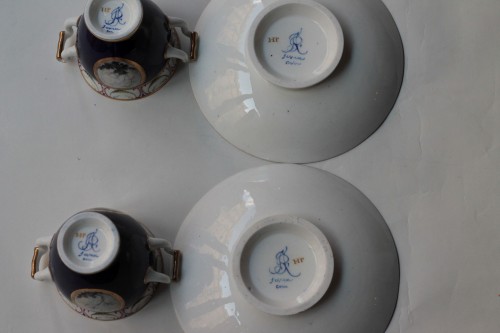 Two “Etruscan” cups and saucers in soft porcelain from Sèvres, 1795-96 - 