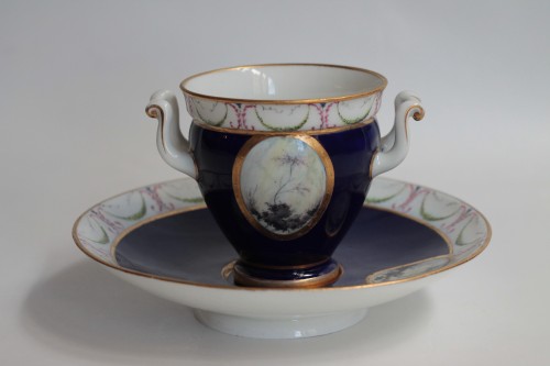 18th century - Two “Etruscan” cups and saucers in soft porcelain from Sèvres, 1795-96