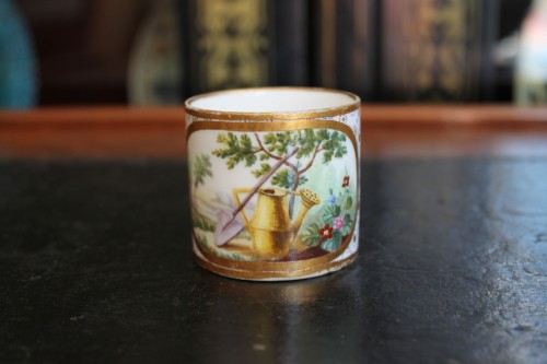 Tasse litron 3e grandeur en porcelaine tendre de Sèvres, XVIIIe siècle - Céramiques, Porcelaines Style Louis XV