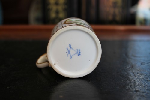 Tasse litron 3e grandeur en porcelaine tendre de Sèvres, XVIIIe siècle - JM Béalu & Fils