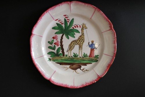 Plat à la girafe en faïence des Islettes - Bois d'Epense, vers 1827 - Céramiques, Porcelaines Style Restauration - Charles X