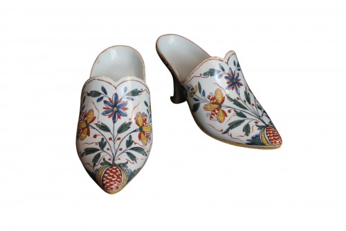 Paire de souliers en faïence de Rouen, XVIIIe siècle