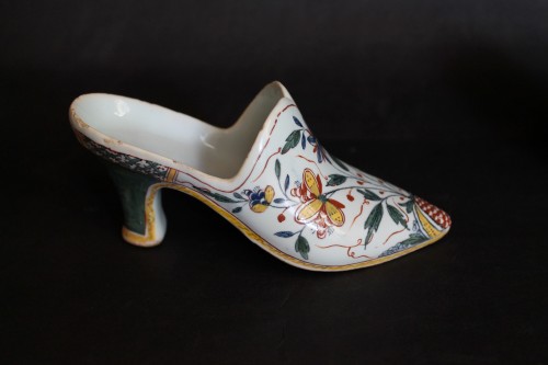 Paire de souliers en faïence de Rouen, XVIIIe siècle - Céramiques, Porcelaines Style Louis XV