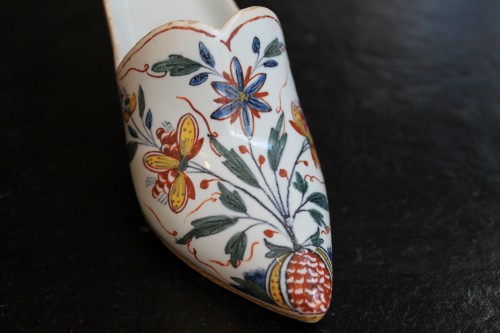 Céramiques, Porcelaines  - Paire de souliers en faïence de Rouen, XVIIIe siècle