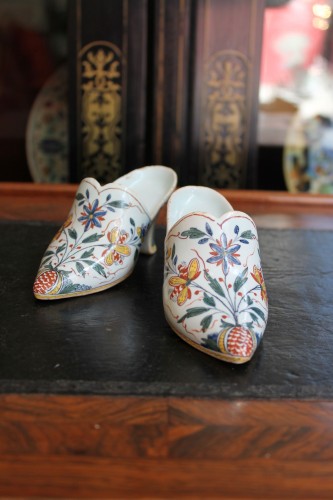 XVIIIe siècle - Paire de souliers en faïence de Rouen, XVIIIe siècle