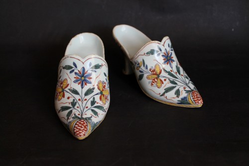 Antiquités - Paire de souliers en faïence de Rouen, XVIIIe siècle
