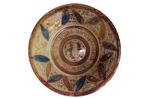 Plat à ombilic en faïence à lustre chamois, Sèville XVIe siècle
