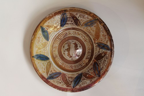 Plat à ombilic en faïence à lustre chamois, Sèville XVIe siècle - Céramiques, Porcelaines Style Renaissance