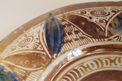 Céramiques, Porcelaines  - Plat à ombilic en faïence à lustre chamois, Sèville XVIe siècle