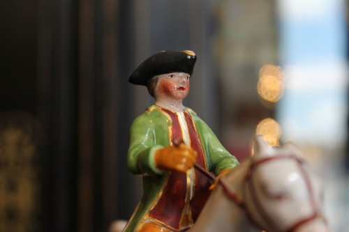 Céramiques, Porcelaines  - Cavalier miniature en faïence du XVIIIe siècle