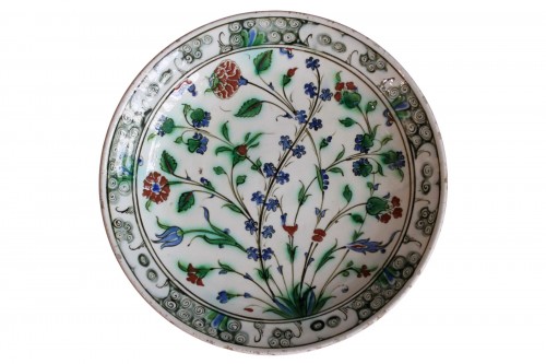 Iznik siliceous ceramic dish, early 17th century