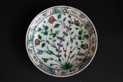 Iznik siliceous ceramic dish, early 17th century - Porcelain & Faience Style Louis XIII
