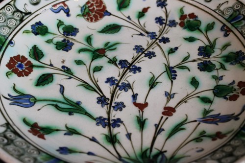 Porcelain & Faience  - Iznik siliceous ceramic dish, early 17th century